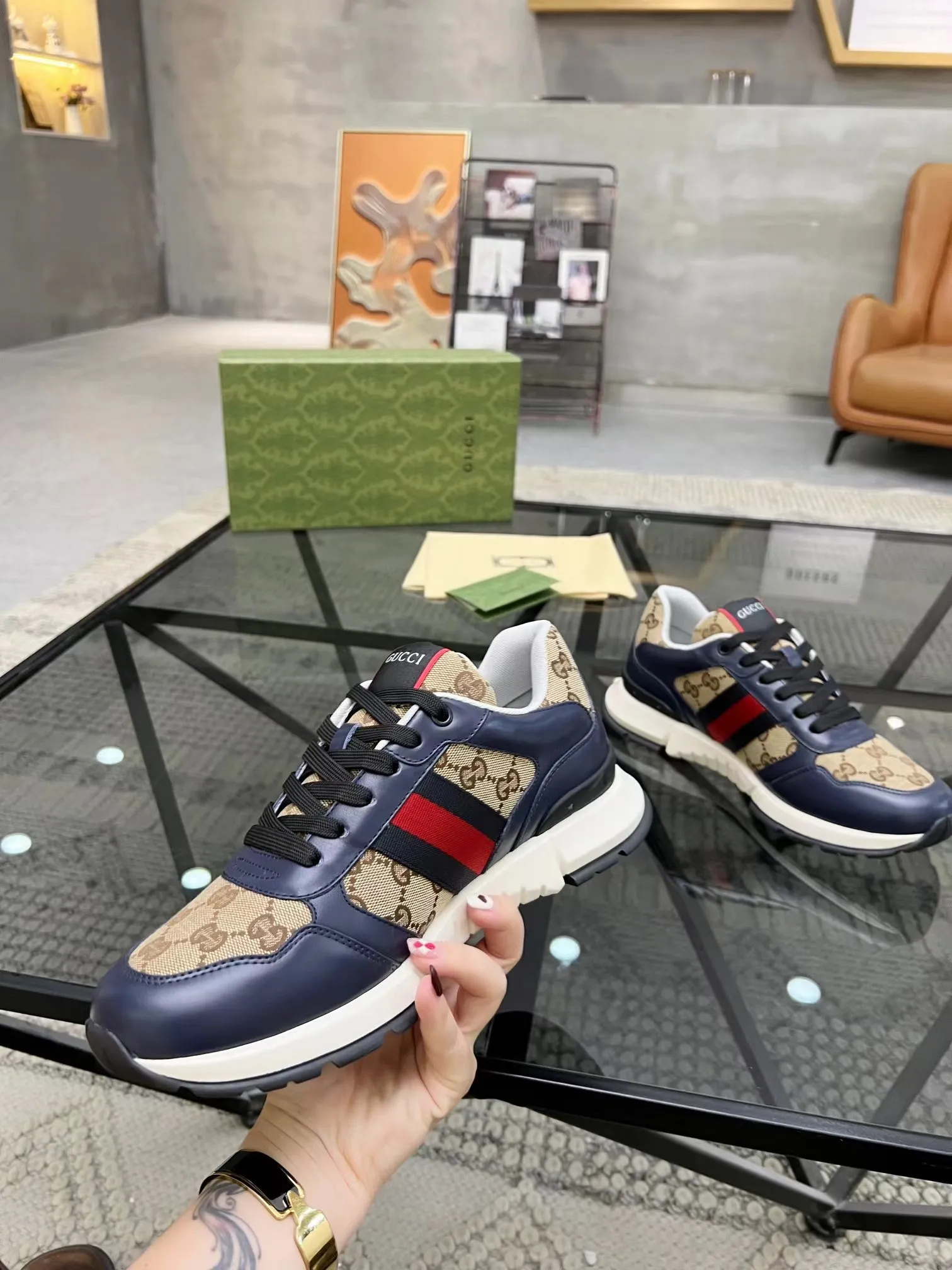 P440 new men's shoes GUCCI [Lightning] latest shoes are shipped. Original quality, fashionable, made of special materials, sheepskin lining, brand new packaging. The foot feels super comfortable and the workmanship is impeccable. Size: 38-45